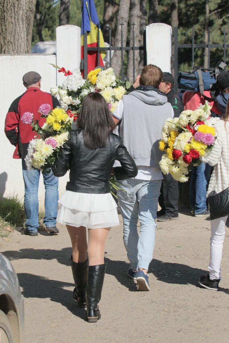 Circa 100 de prieteni au venit sa-l conduca pe George pe ultimul drum