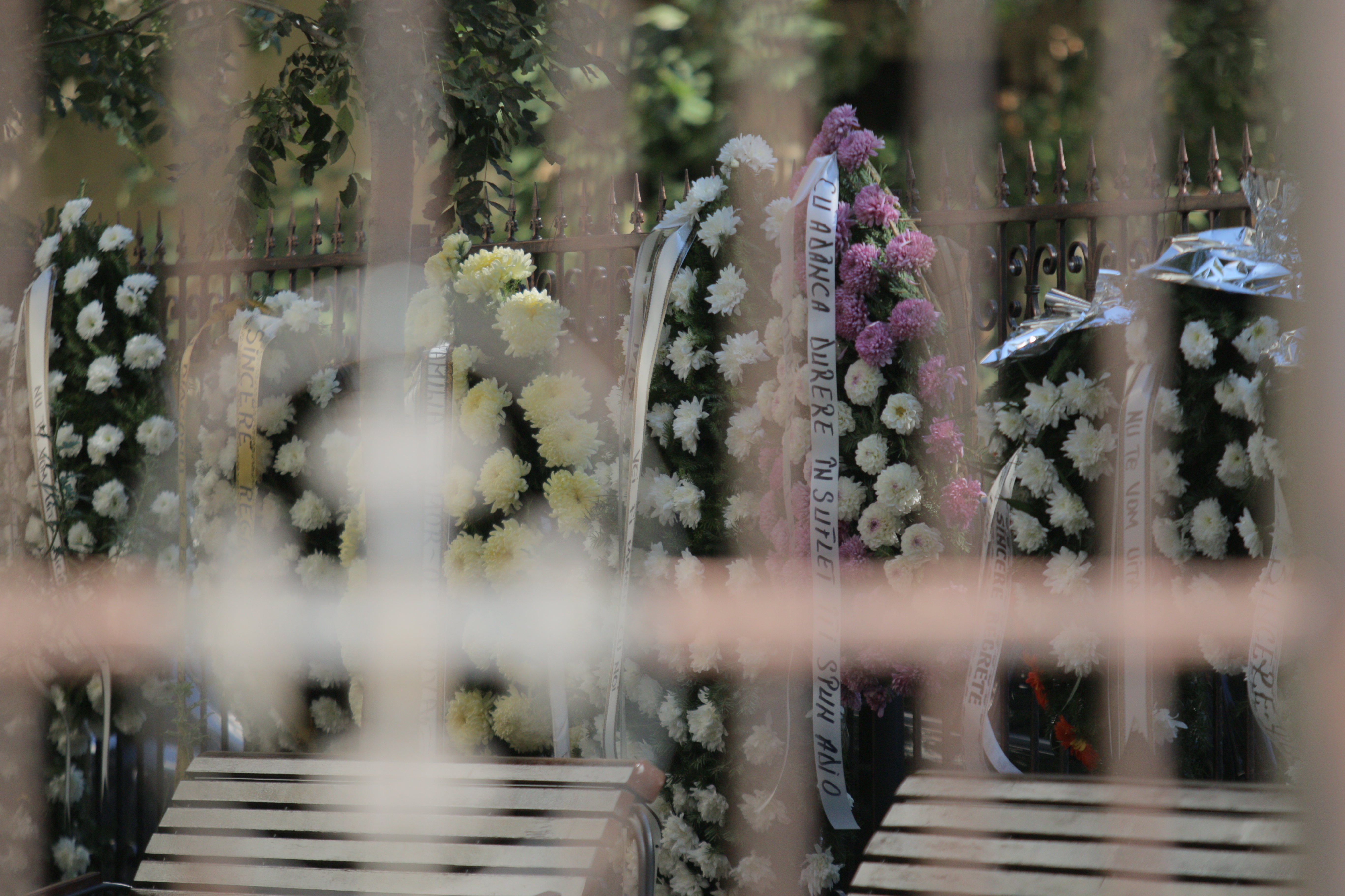 Zeci de coroane au fost aduse la capela unde a fost depus trupul neinsufletit al lui George