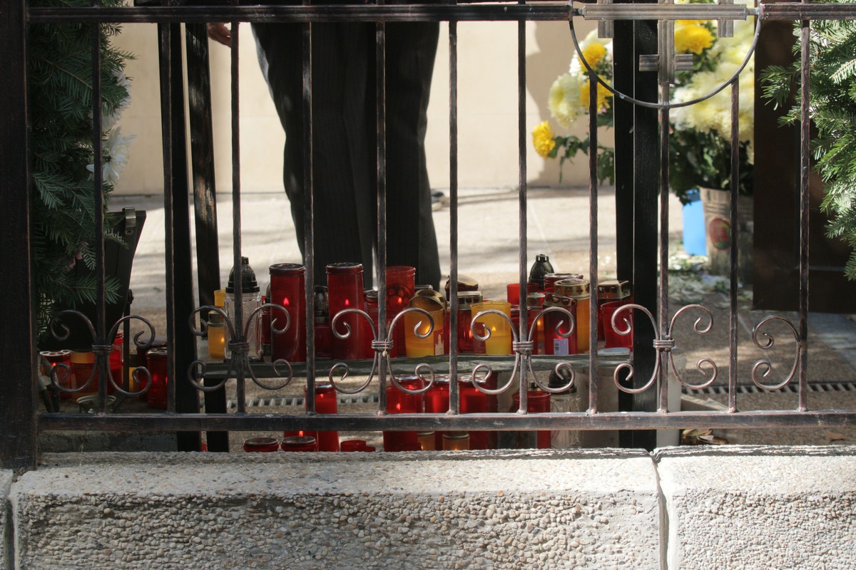 Zeci de lumanari au fost aprinse in memoria lui George