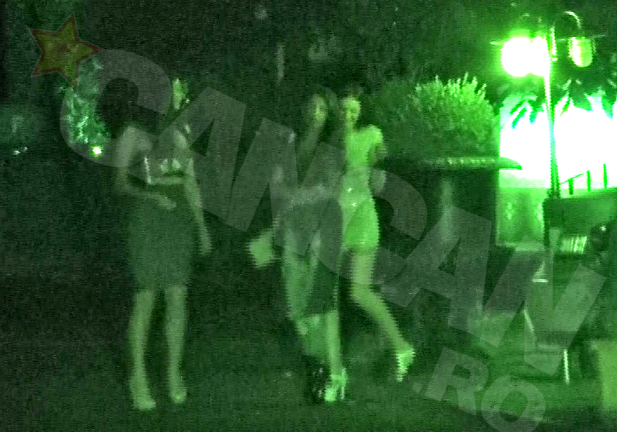 La scurt timp, din restaurant au iesit si fetele care i-au tinut companie lui