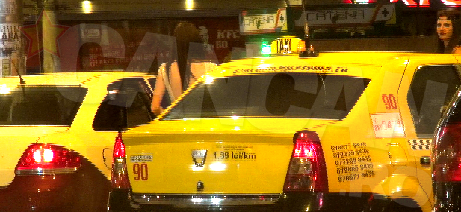 In zona Mosilor, fetele coboara, insa dupa cateva secunde, acestea se urca la loc in masina si pornesc din nou pe strazi