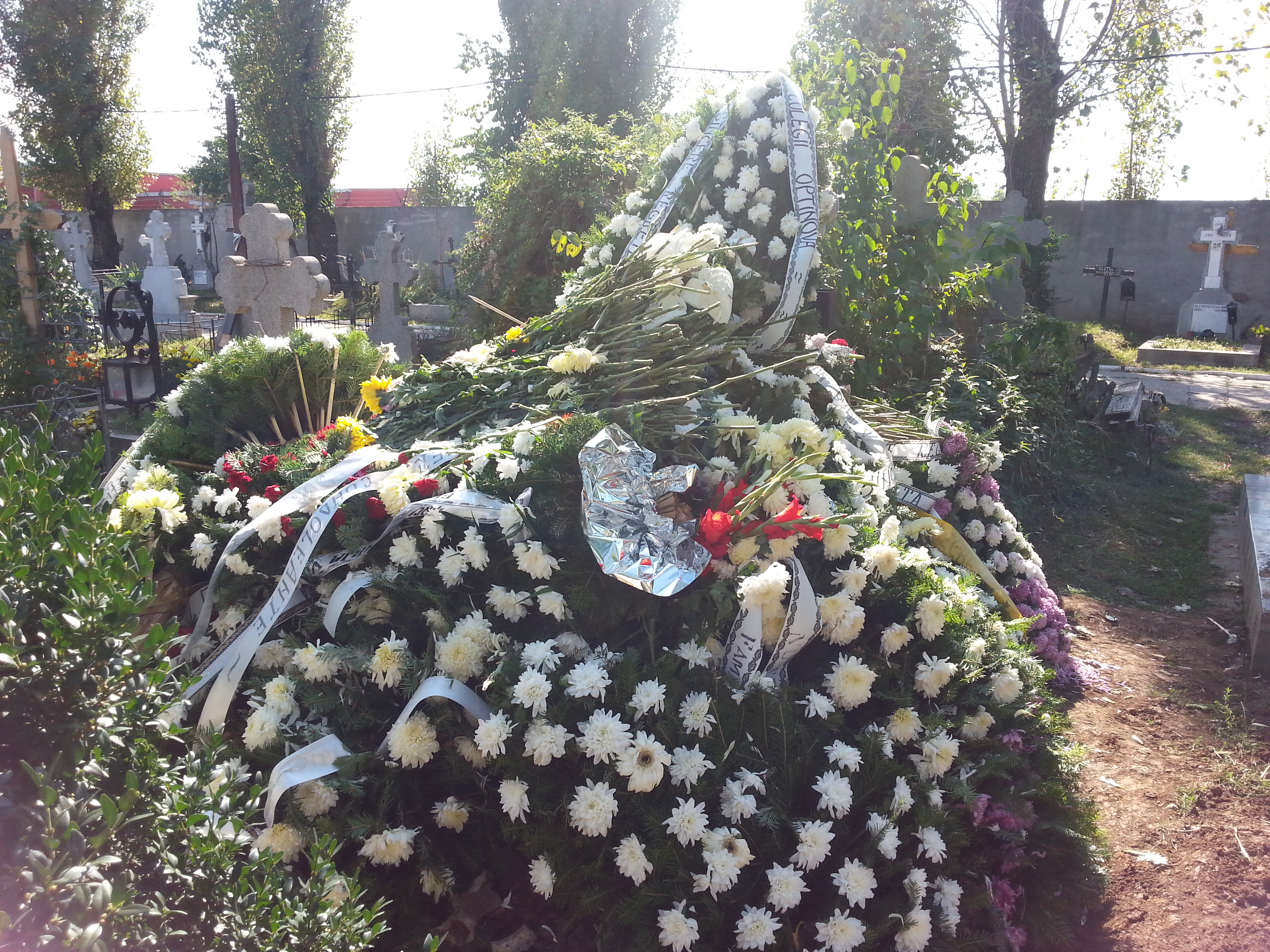 Mormantul lui George era acoperit miercuri de zeci de coroane de flori