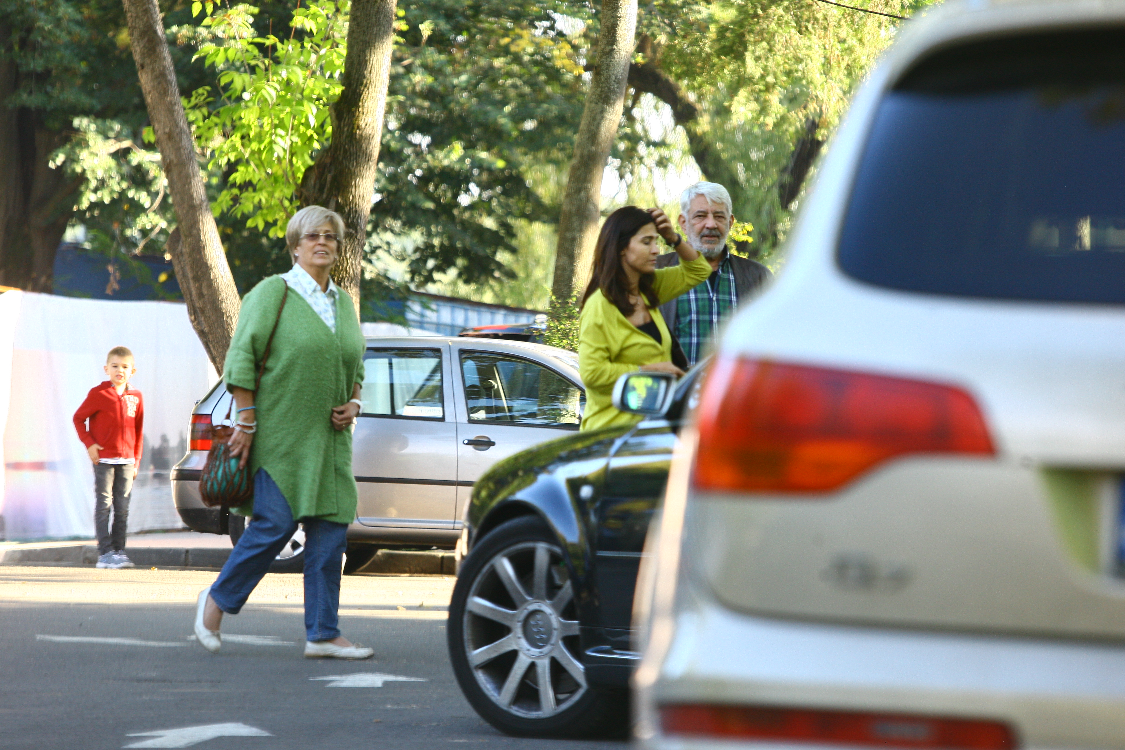 Cei trei se indreapta spre restaurant