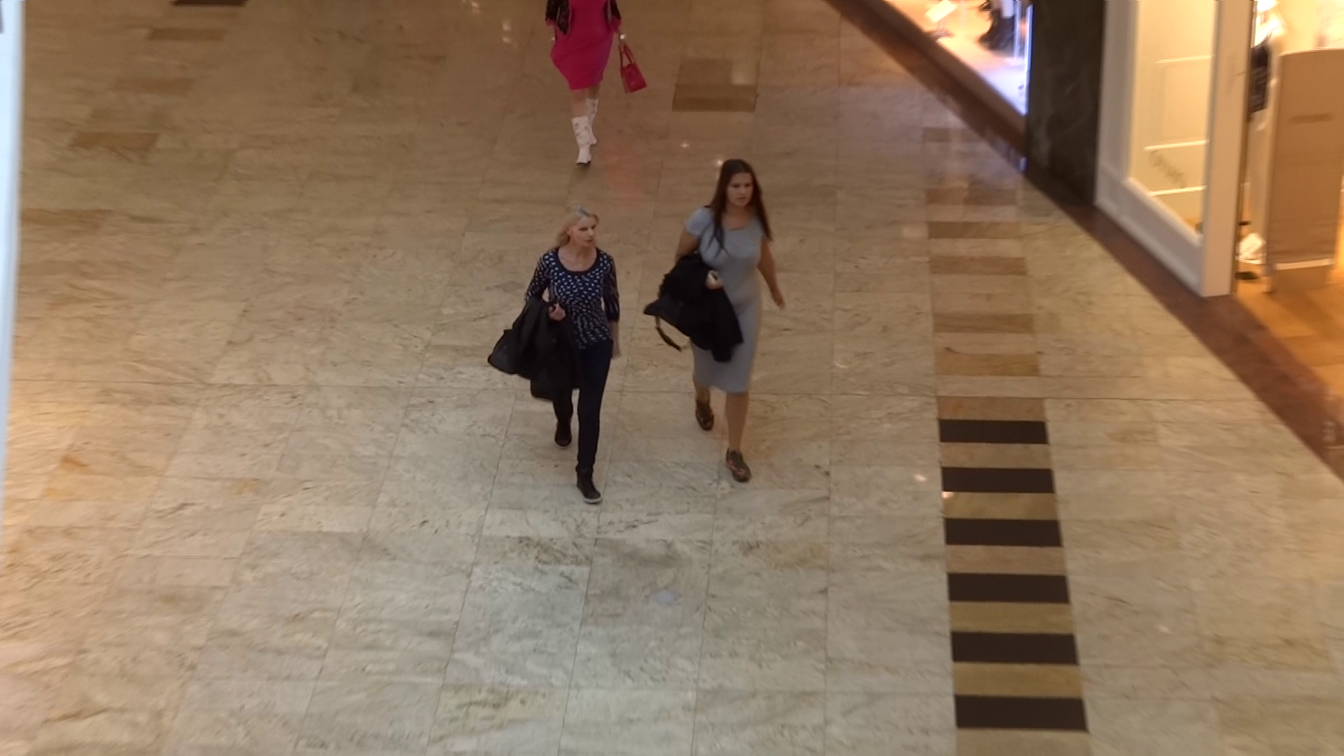 Cele doua pleaca din centrul comercial fara sa cumpere ceva