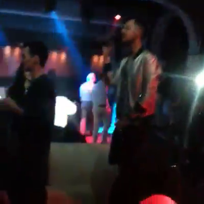 Bogdan isi vedea linistit de recitalul sau, intr-o mana tinea microfonul, iar in alta paharul