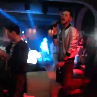 Artistul a transformat o canapea in scena