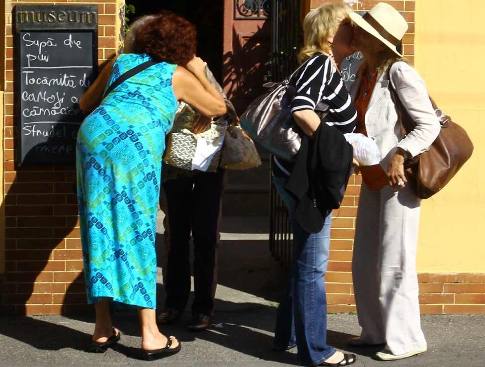 Incantate de revedere, doamnele au schimbat pupaturi in fata restaurantului