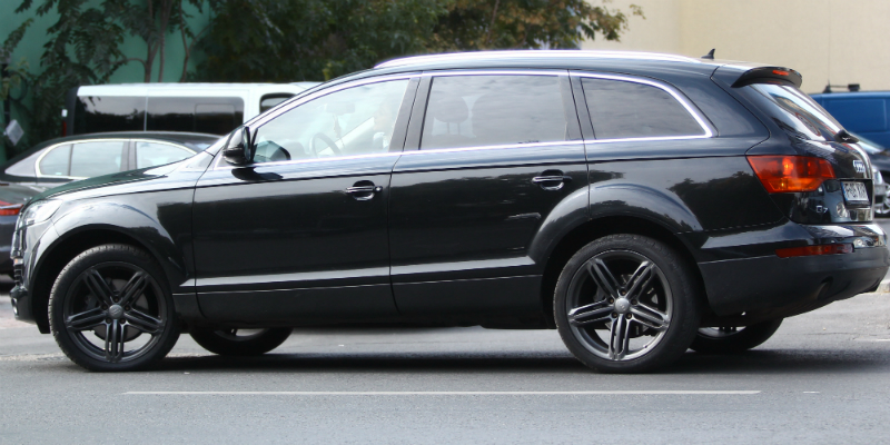 Alexandra Becali conduce o masina foarte puternica, iar bodyguardul sta mereu pe locul din dreapta pentru a o supraveghea