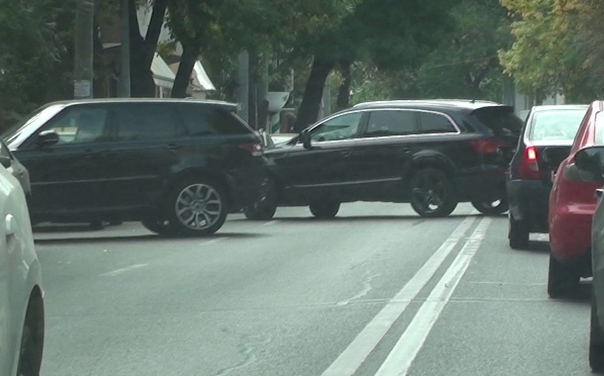 Alexandra si Teodora au blocat traficul