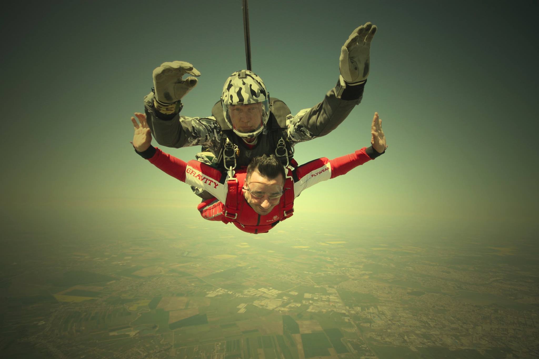 Liviu a sarit cu parasuta alaturi de sotia lui