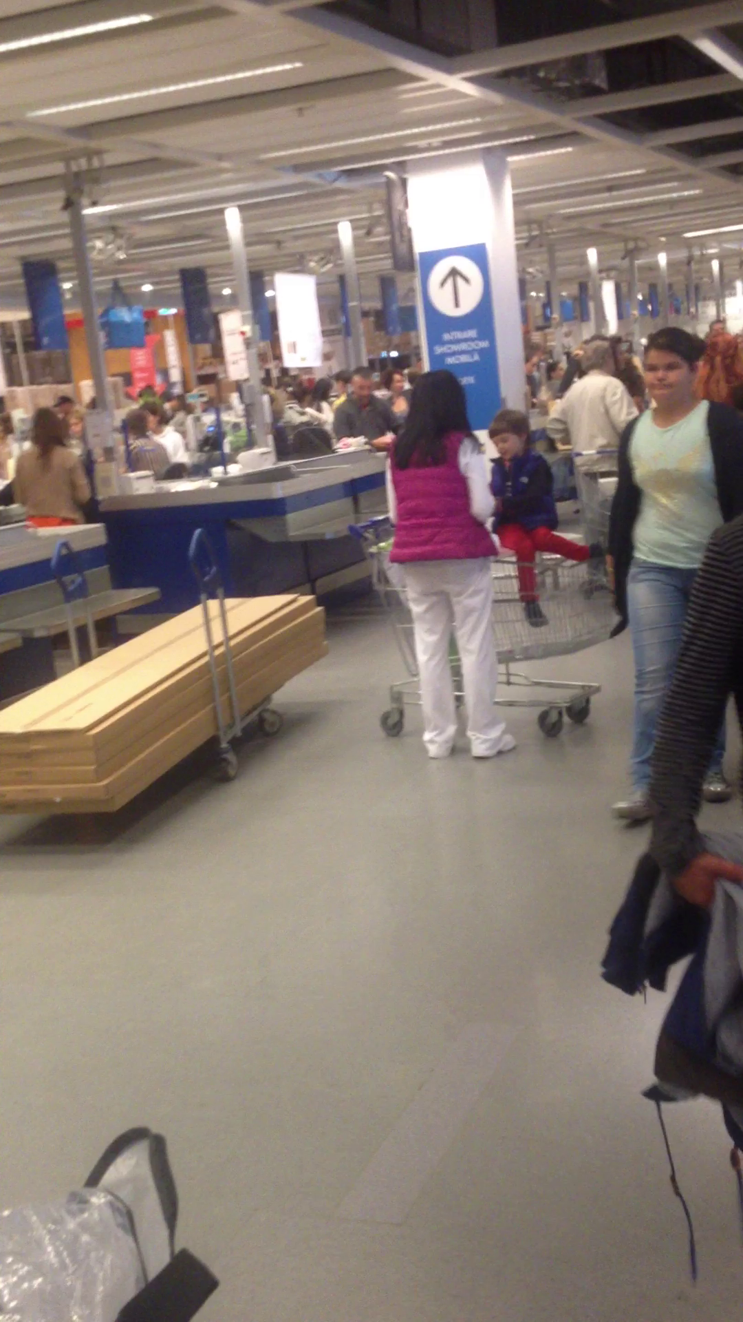 silvia chifiriuc la ikea cu copilul