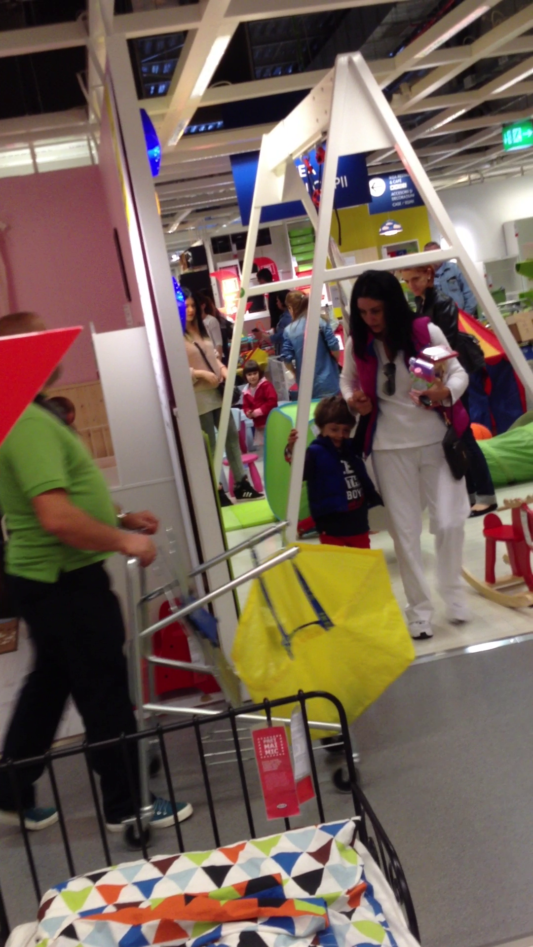 silvia chifiriuc la ikea cu copilul