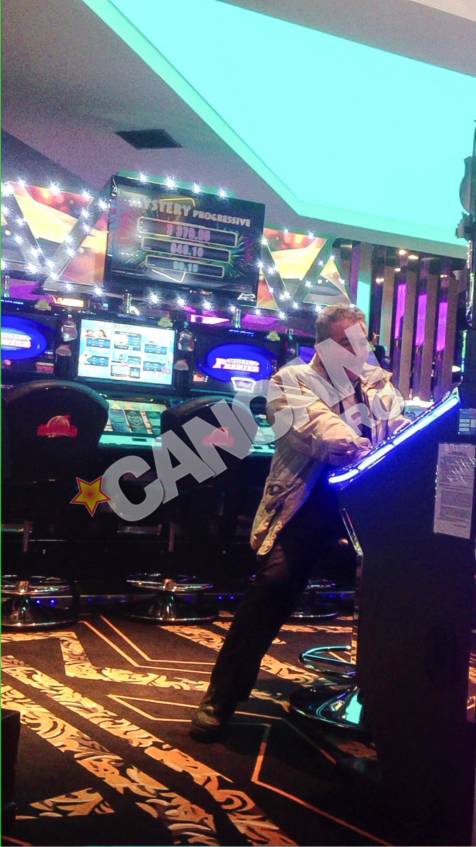 Dupa ce si-a facut plinul de la oamenii binevoitori, pensionarul pleaca la pacanele sa cheltuie banii primiti la cersit