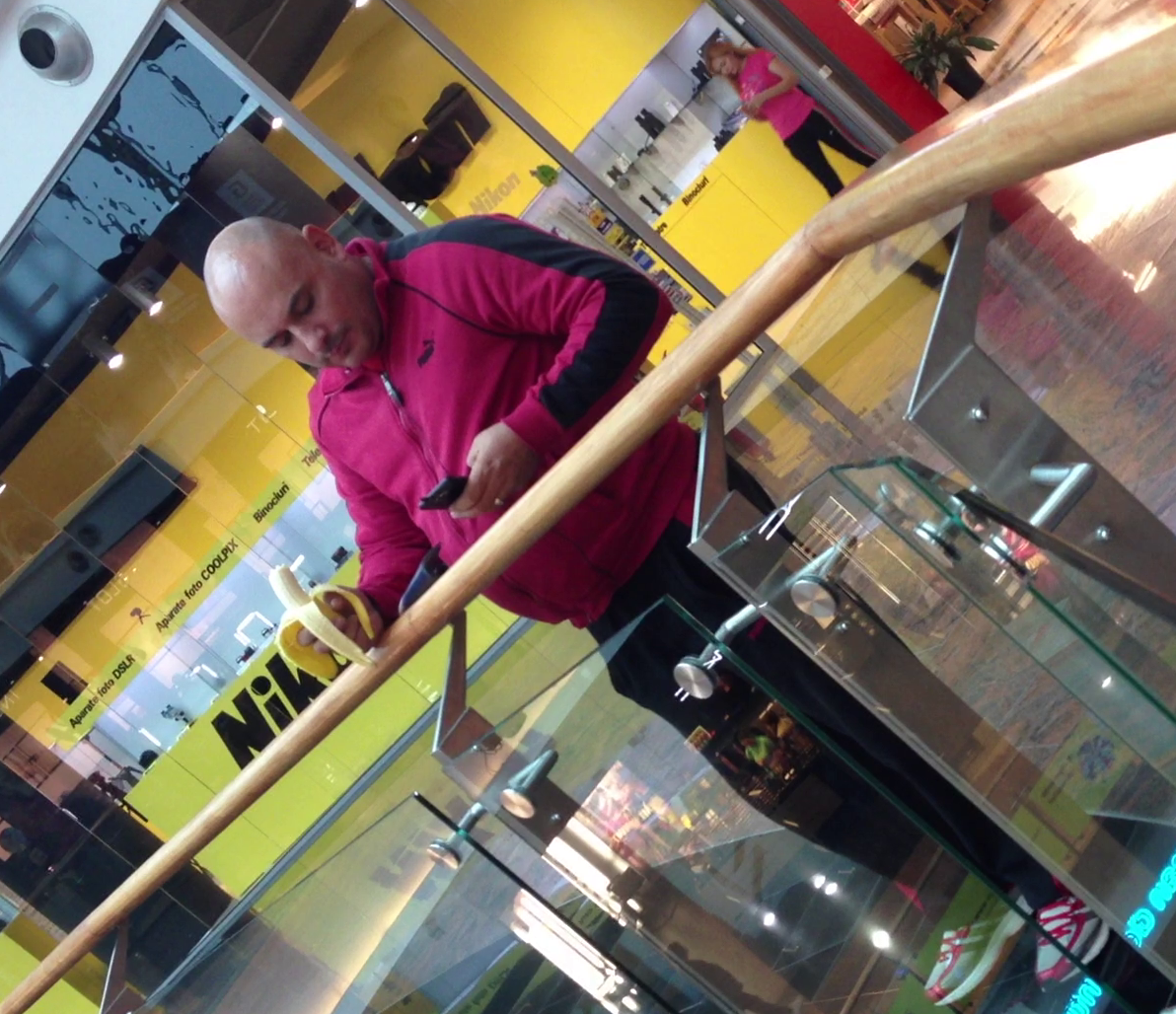 Suporterul este imbracat intr-un trening visiniu, culoarea echipei sale favorite