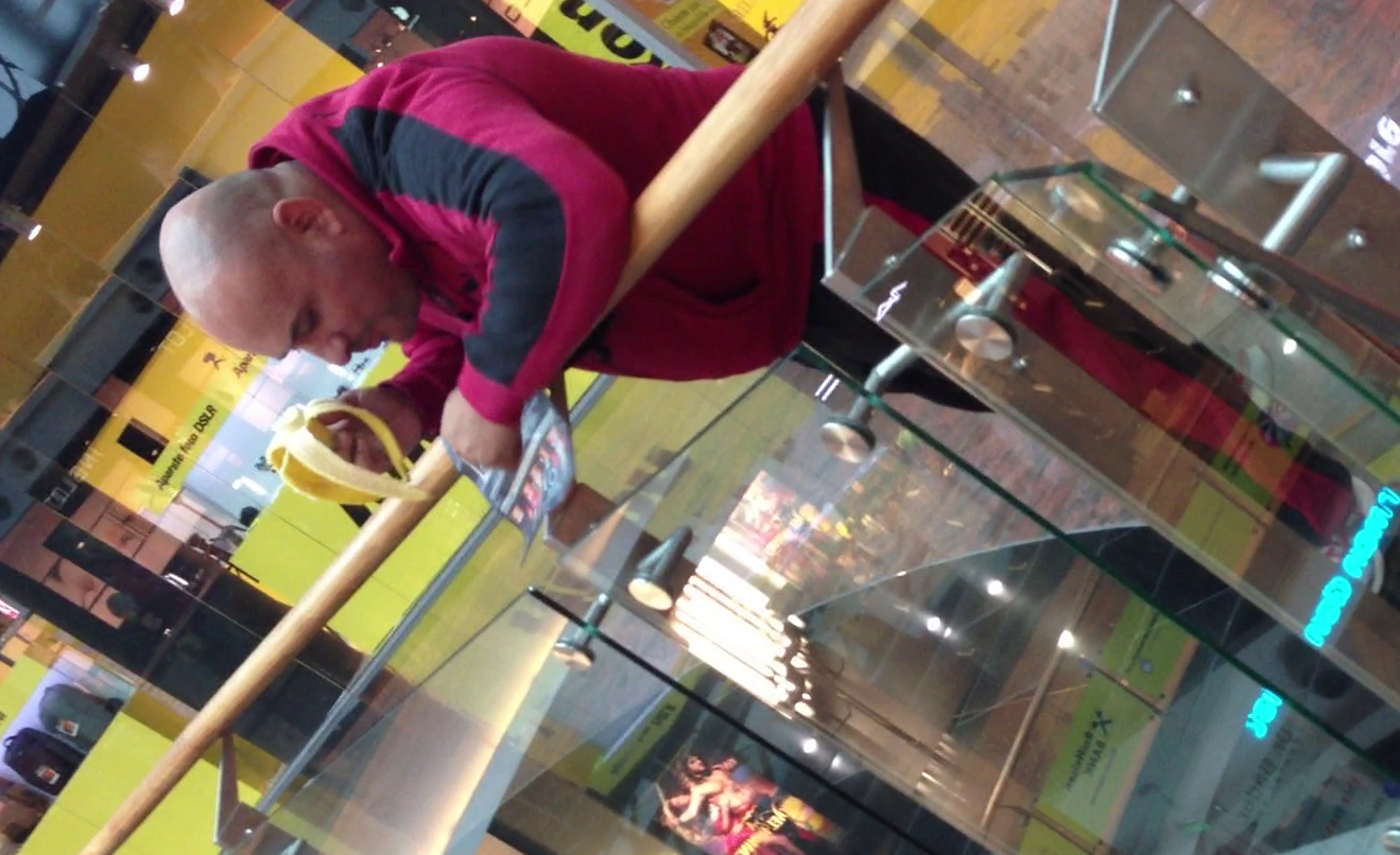 Fanul Rapidului a spus ca regreta gestul pe care l-a facut la Chiajna. Totusi, ii este greu sa renunte la banane