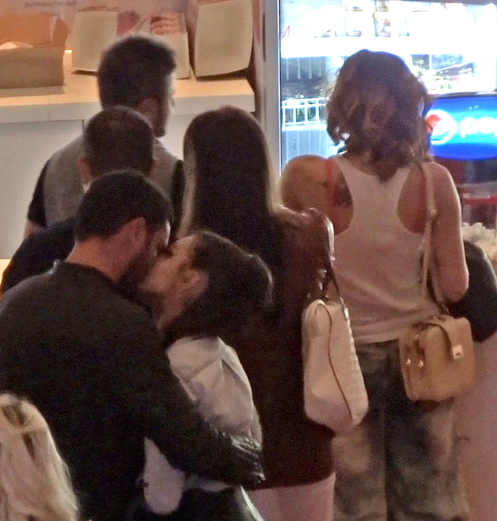 Carla a venit langa fotbalist si a comandat floricele