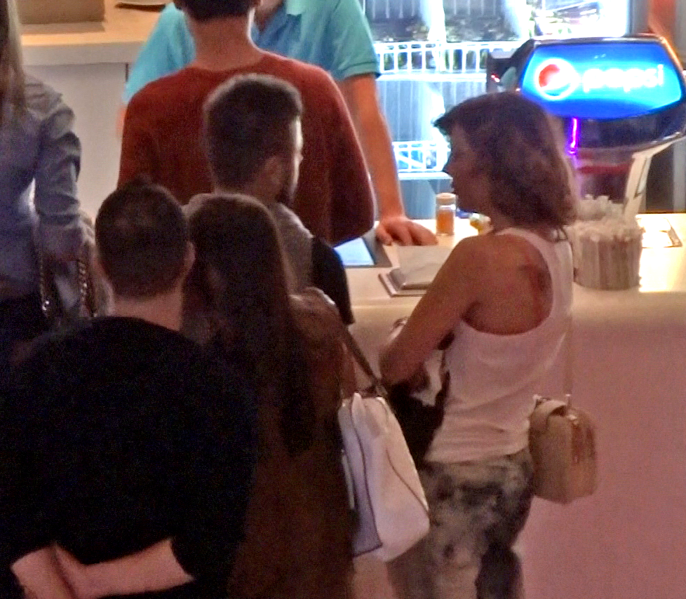 Carla pare ca-i explica ceva fotbalistului de la Dinanoa. Fata vrea sa se faca inteleasa