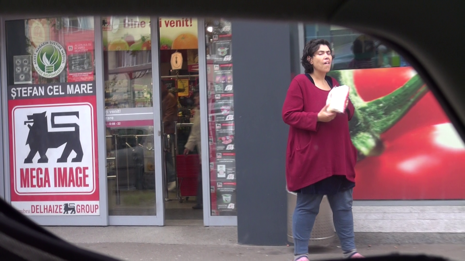 Din banii stransi a cumparat o punga de pufuleti