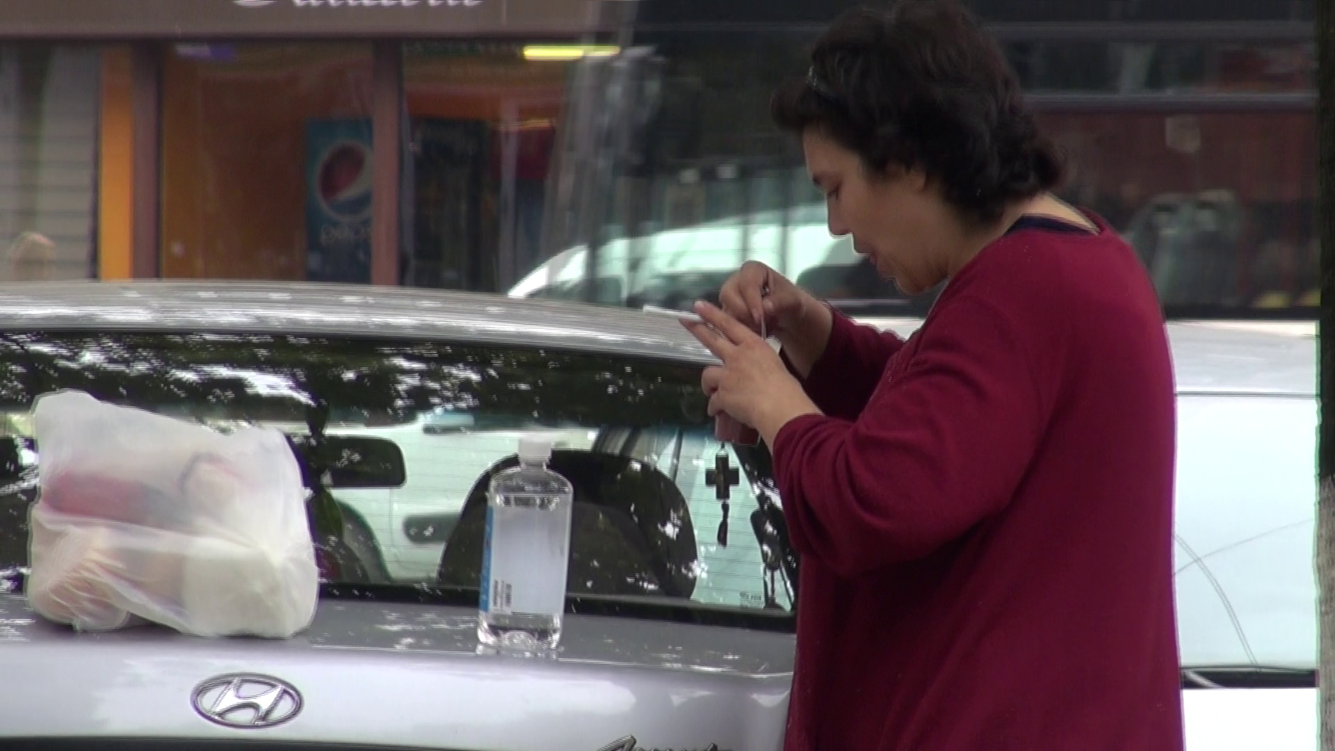 Dupa ce a facut rost de o tigara, Tufaru isi bea cafeaua