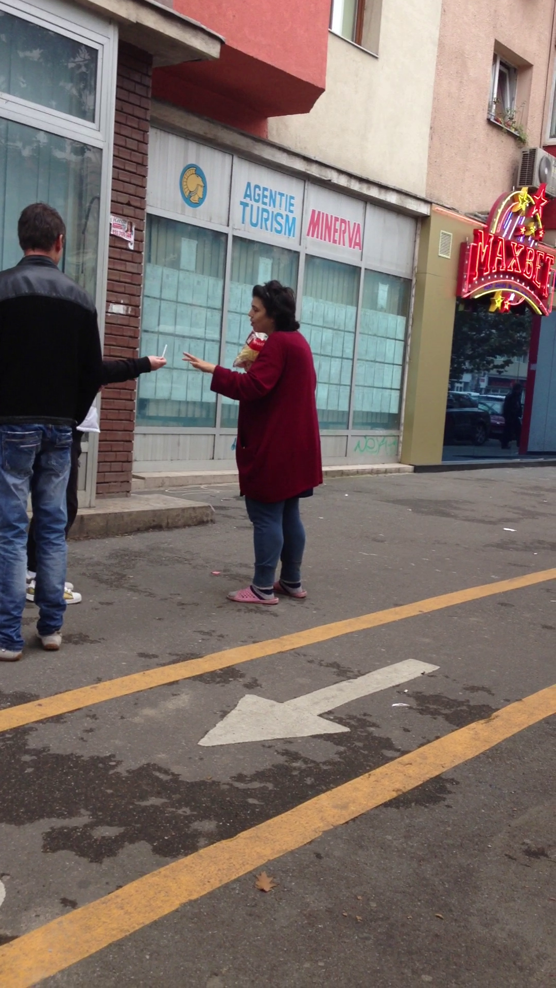 Fiica regretatei Anda Calugareanu opreste trecatorii pentru a le cere tigari