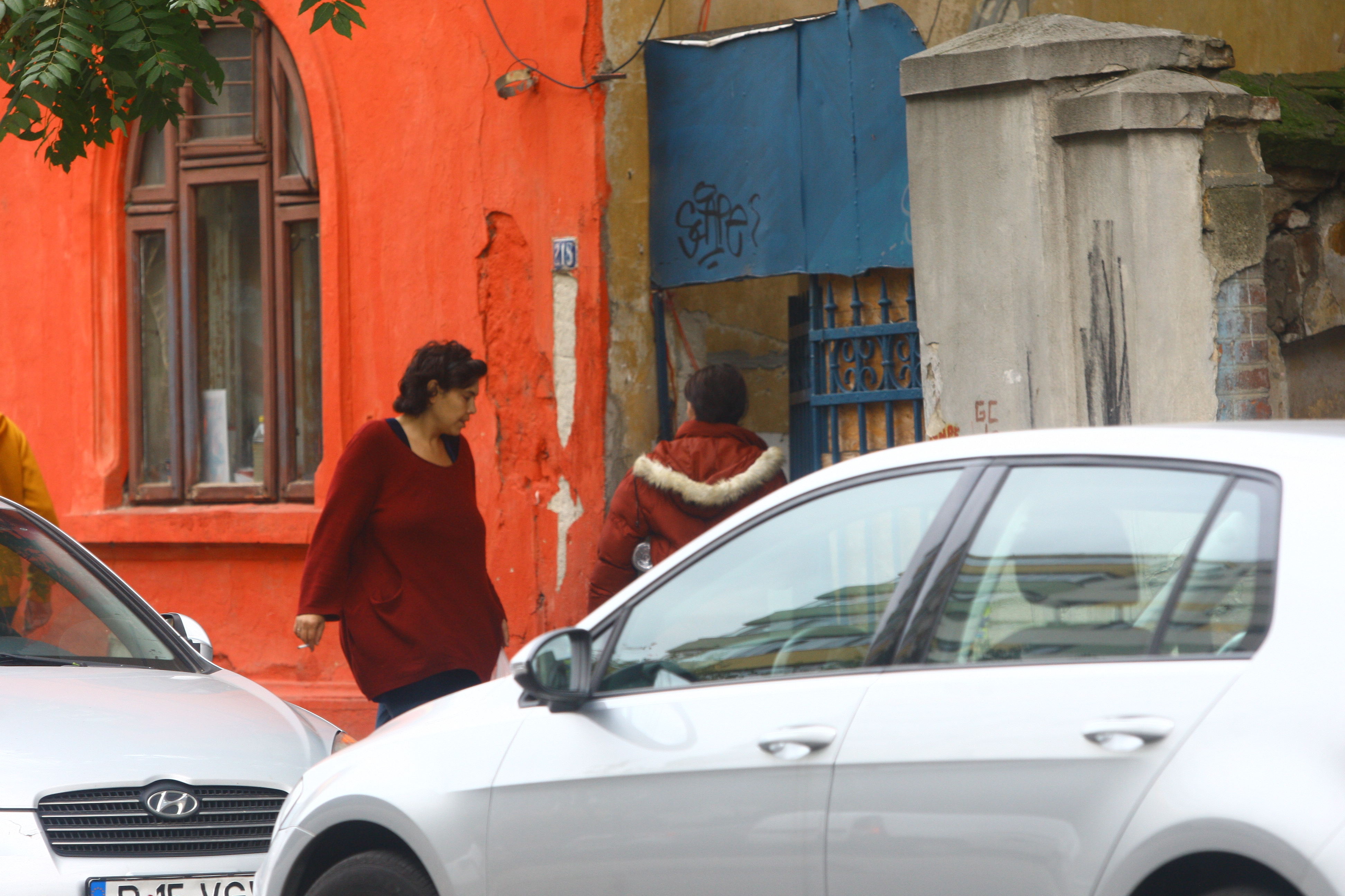 Alaturi de o prietena se indreapta spre o locuinta