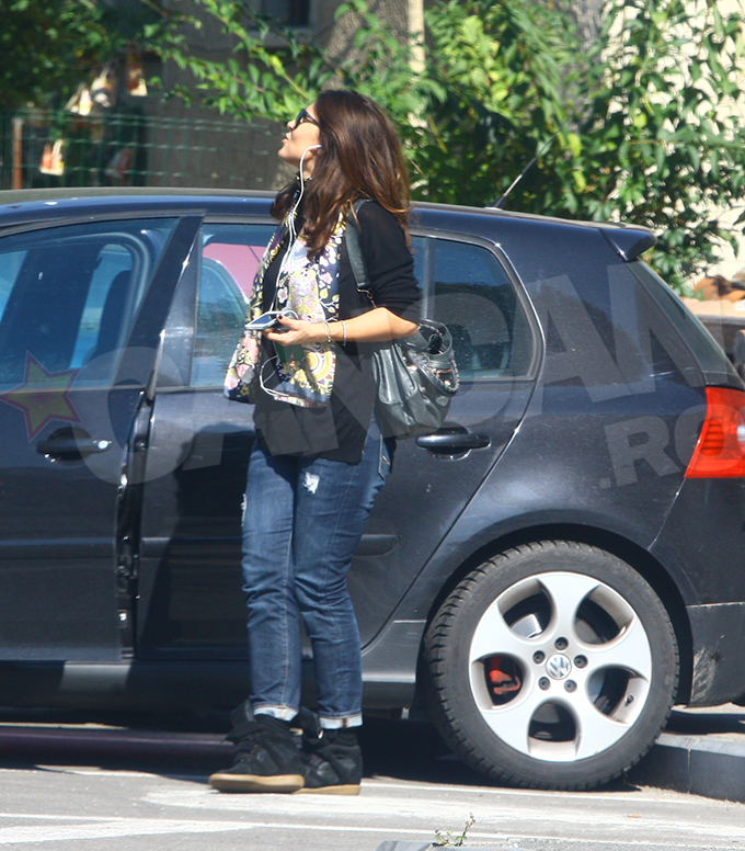 Dana Nicolaescu a coborat din masina ascultand muzica si, dupa mimica ei, fredonand-o