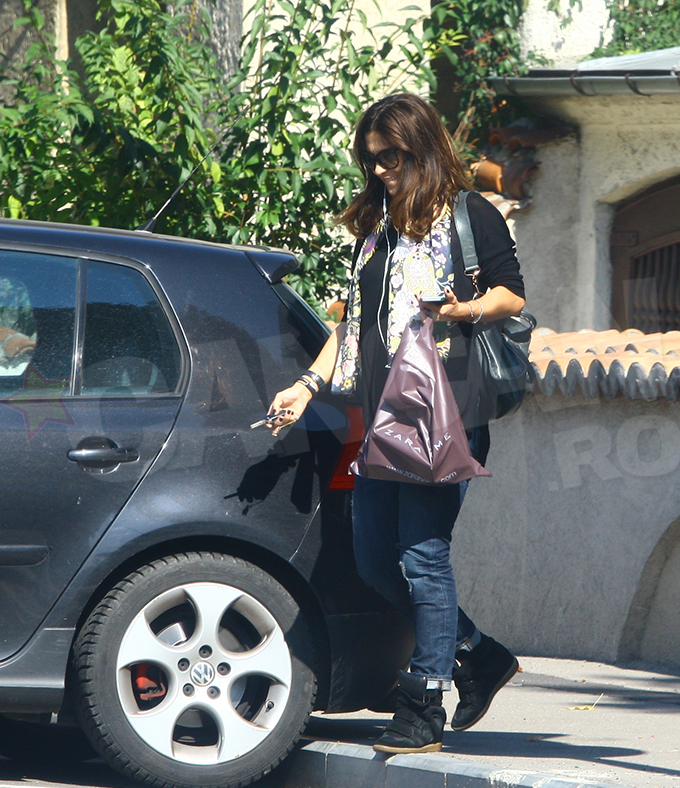 Datorita tinutei, vaduva lui Sergiu Nicolaescu poate trece oricand drept o adolescenta de liceu