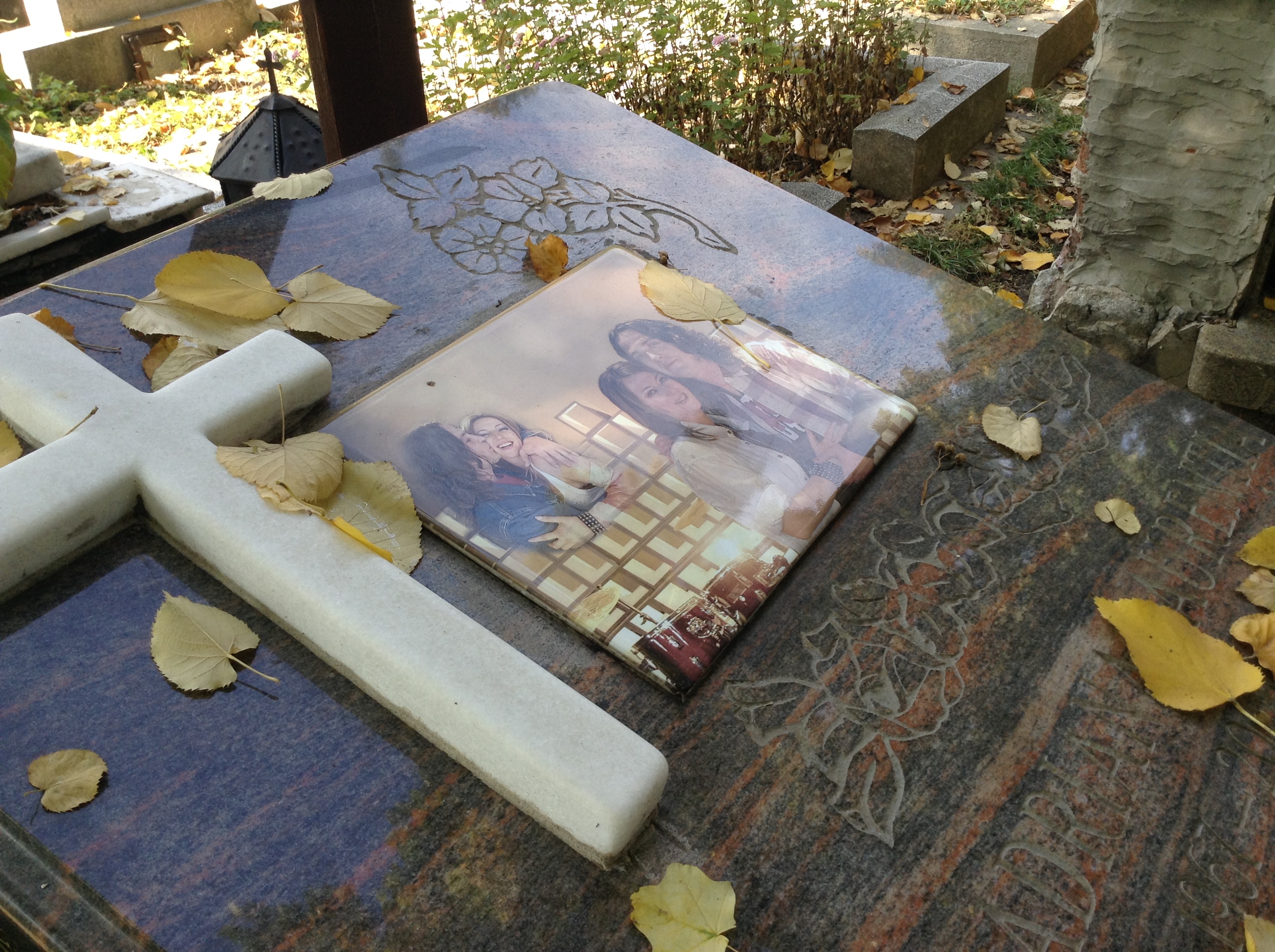 Pe monumentul funerar al artistei este o poza cu ea si cel care trebuia sa ii devina sot