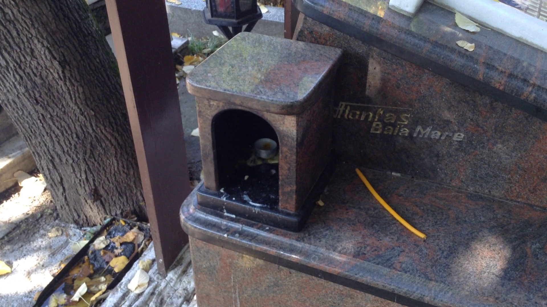 Nici in locul special amenajat de pe monumentul funerar nu este o lumanare aprinsa in memoria artistei