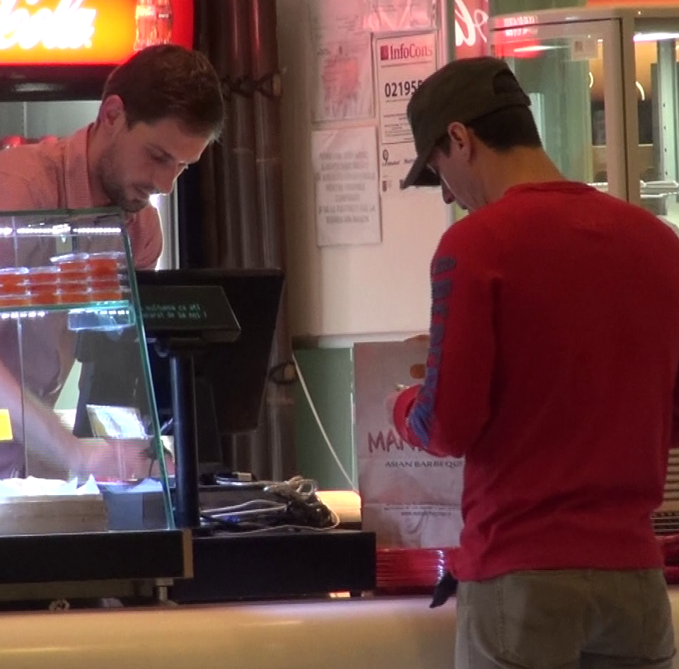 Mircea Badea a mers la cumparaturi cu sapca trasa pe ochi