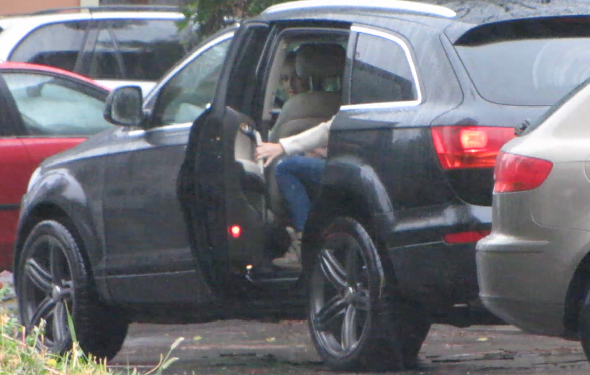 Cei trei au luat masa in masina