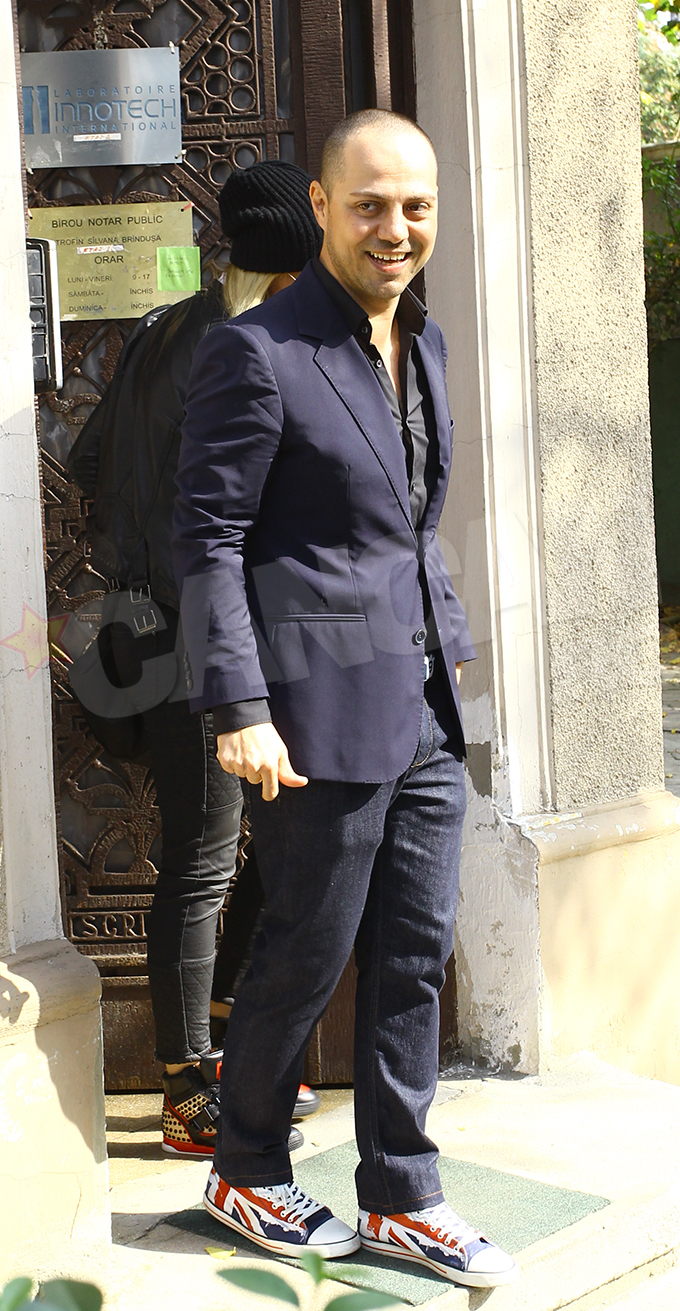 Lora si Dan au iesit zambind de la notar