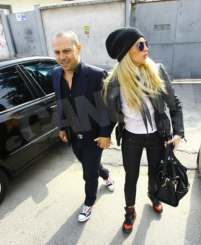 Artista si Dan Badea s-au tinut in permanenta de luna