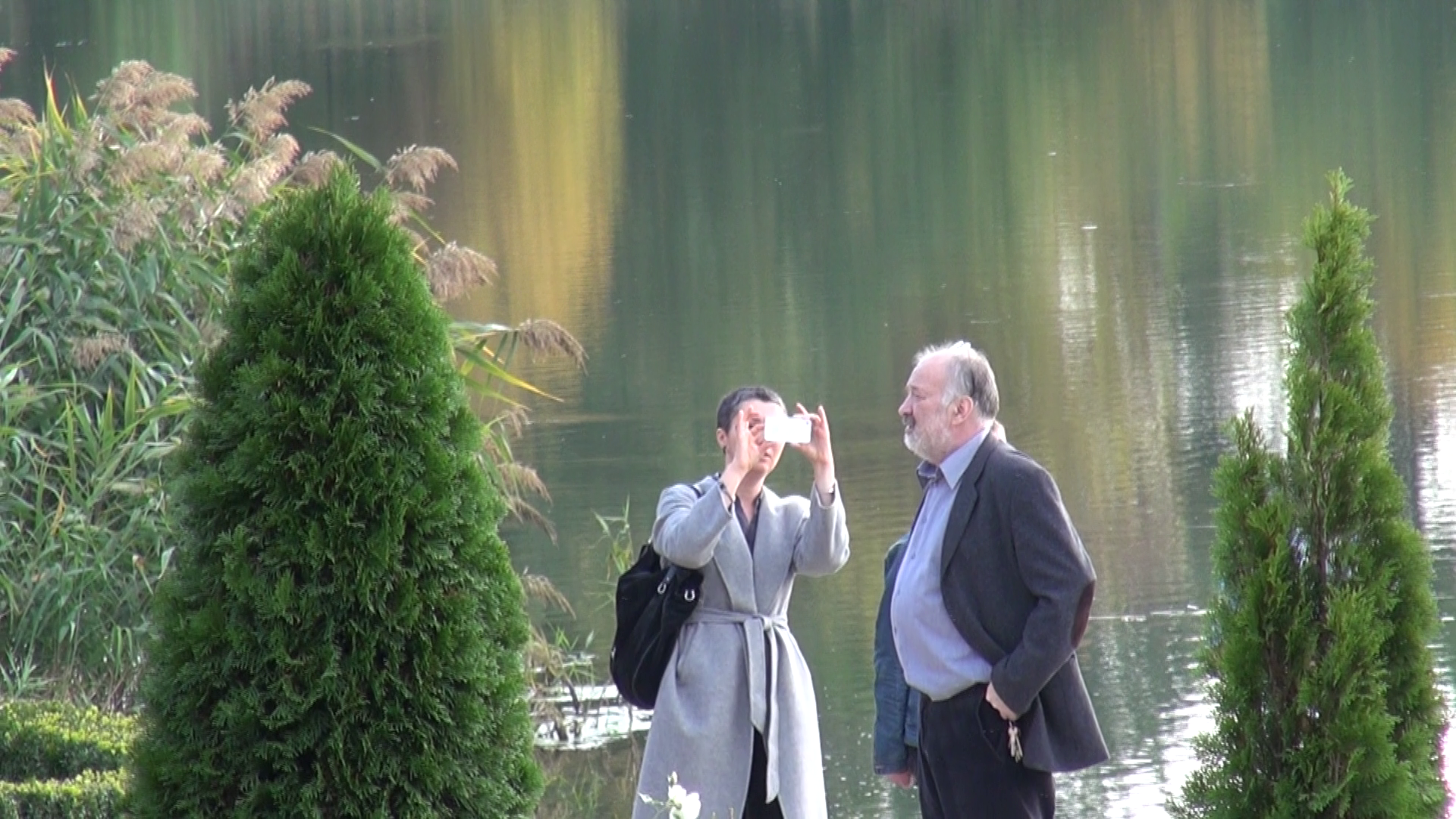 Fostul director de la TVR se lasa fotografiat de mai tanara lui iubita