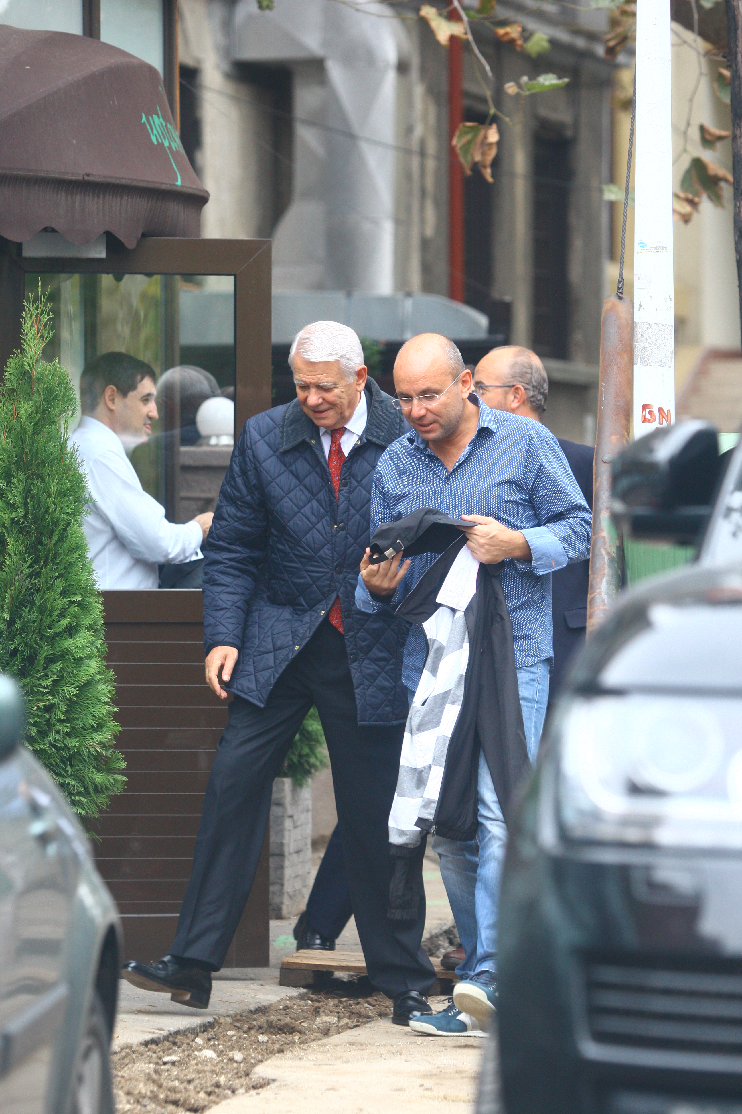 Politicianul este atent sa sara peste un sant sapat in mijlocul trotuarului