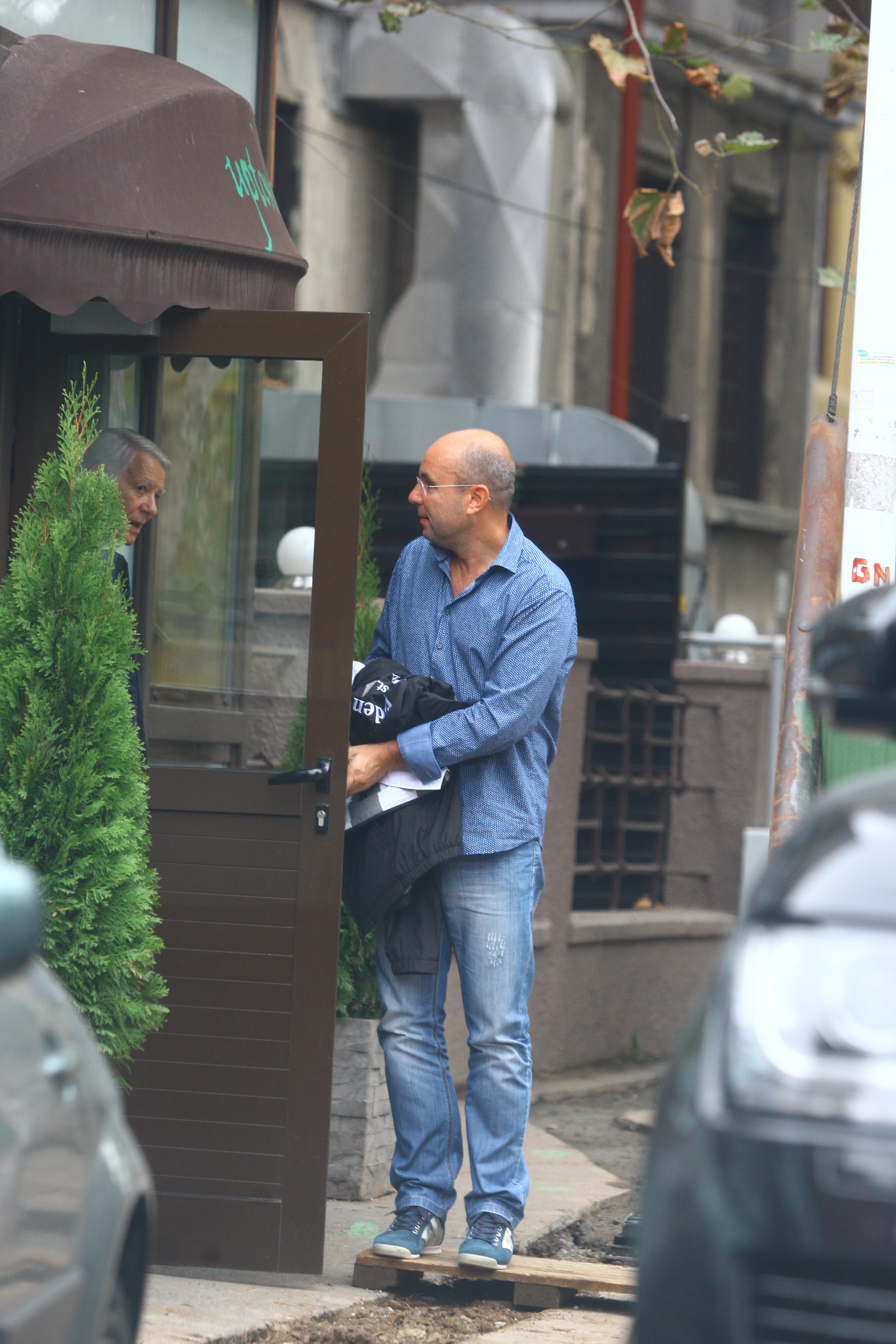 La iesirea din restaurant, Cozmin Gusa i-a tinut usa lui Teodor Melescanu