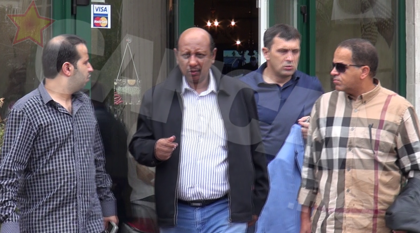 Arabii au discutat aprins si in fata restaurantului din zona Unirii