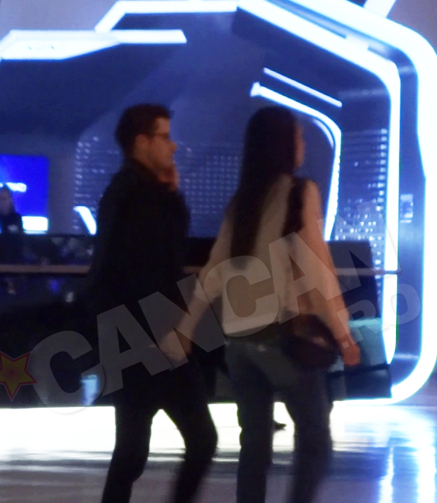 Cei doi se plimba prin mall