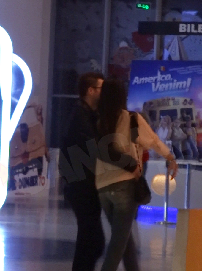 Adi Sina nu se poate abtine sa nu isi cuprinda sotia de mijloc