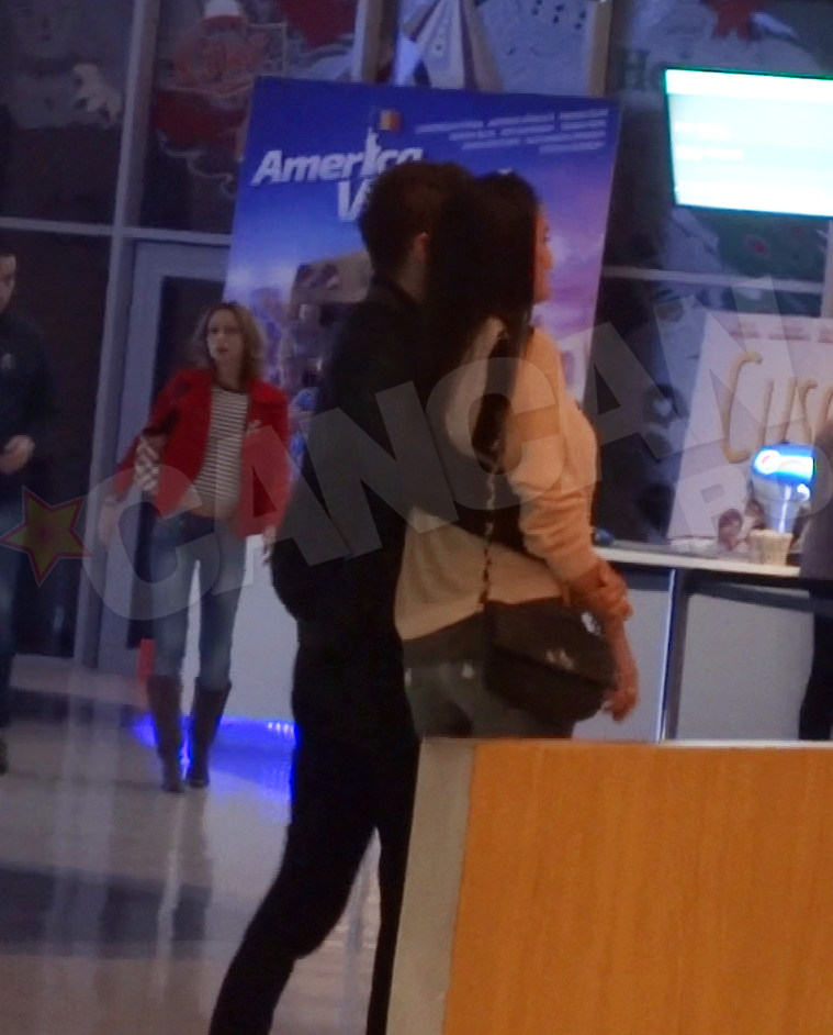 Cei doi se plimba imbratisati prin mall