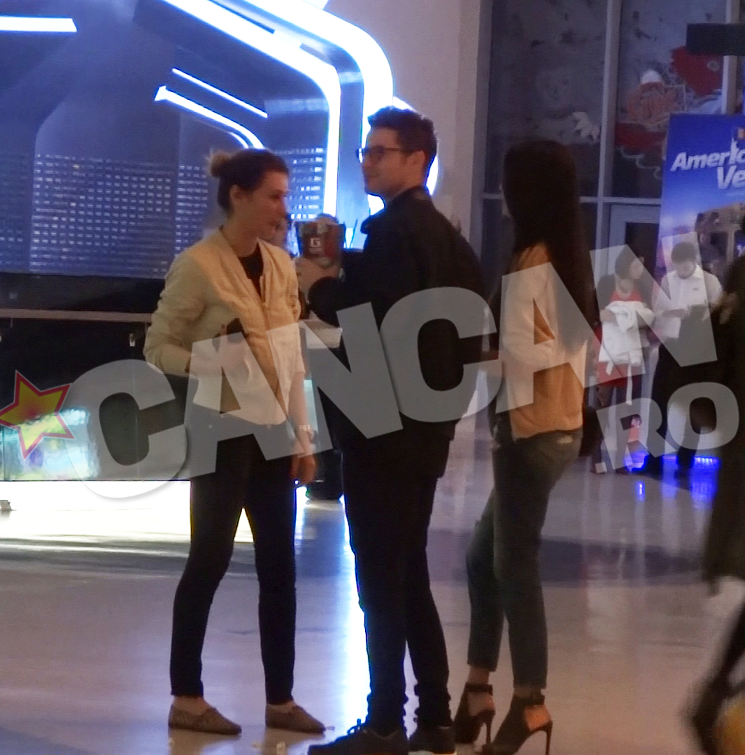 Adi si Anca vorbesc cu cine, in timp ce cantaretul mananca floricele