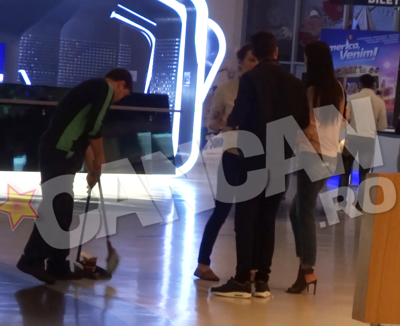 Un angajat al firmei de curatenie vine sa mature floricelele cazute