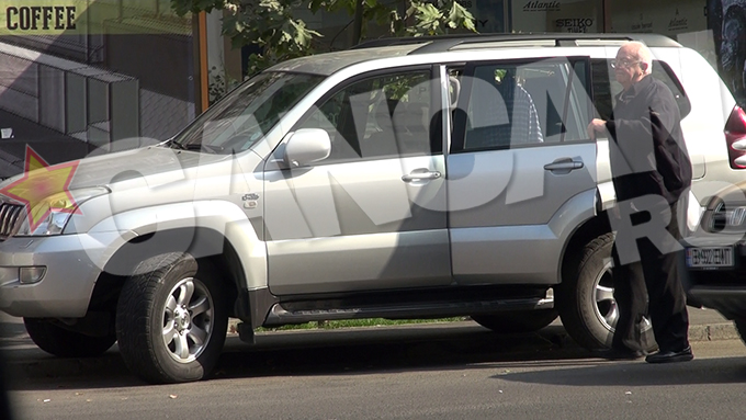 Alexandru Arsinel isi pune lucrurile pe bancheta din spate