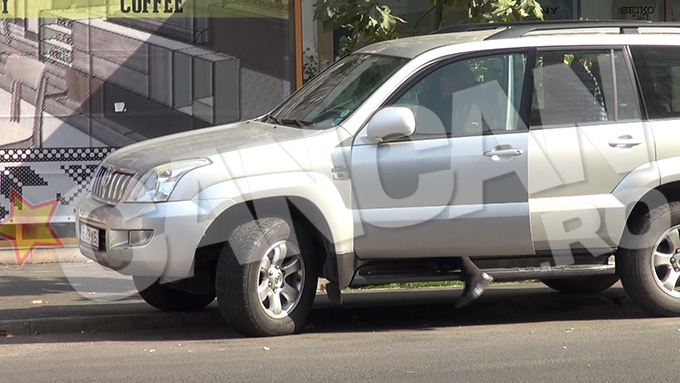 Actorul urca apoi la volan