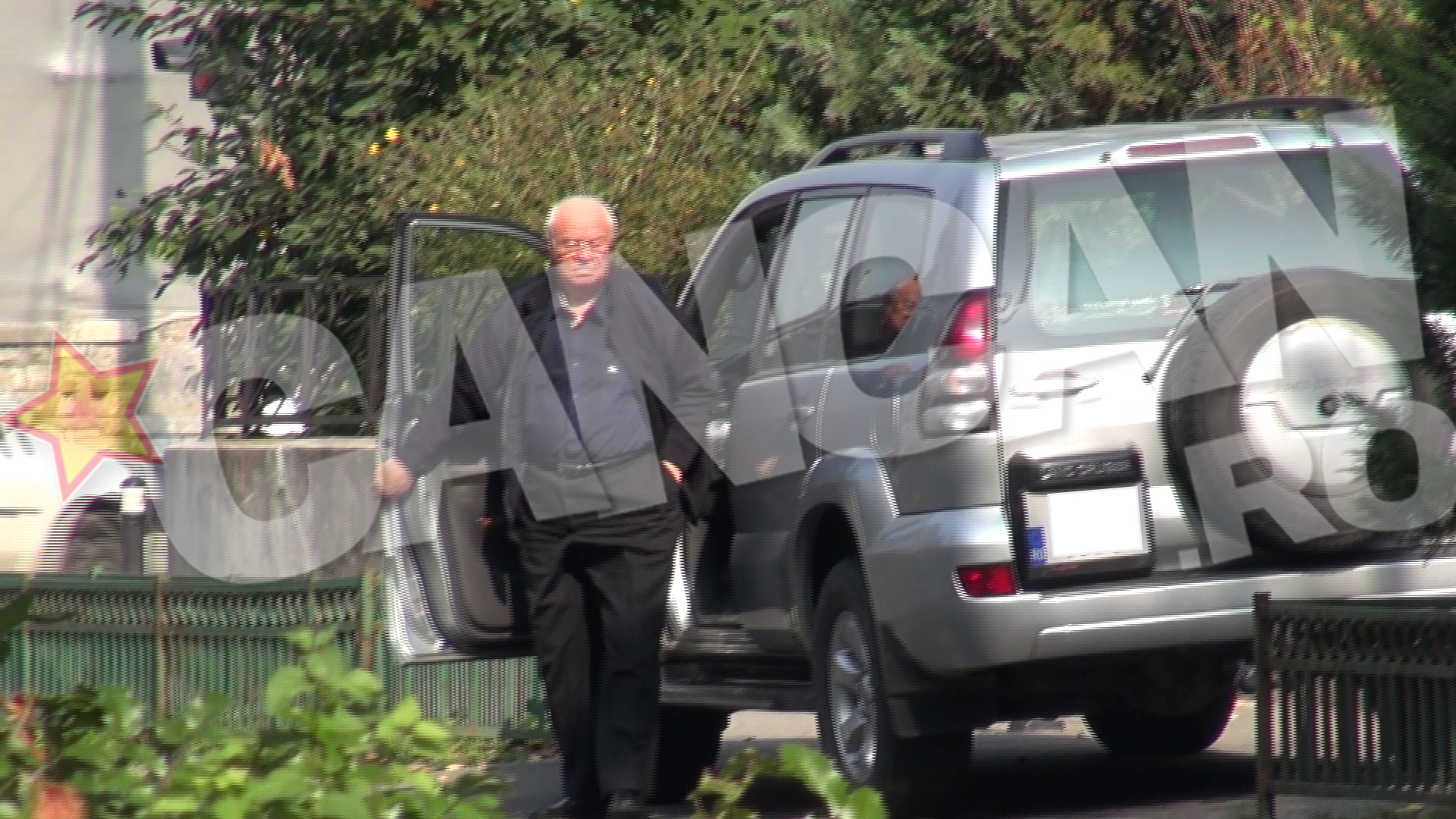 Ajuns acasa, actorul parcheaza, isi ia lucrurile din masina si intra in locuinta