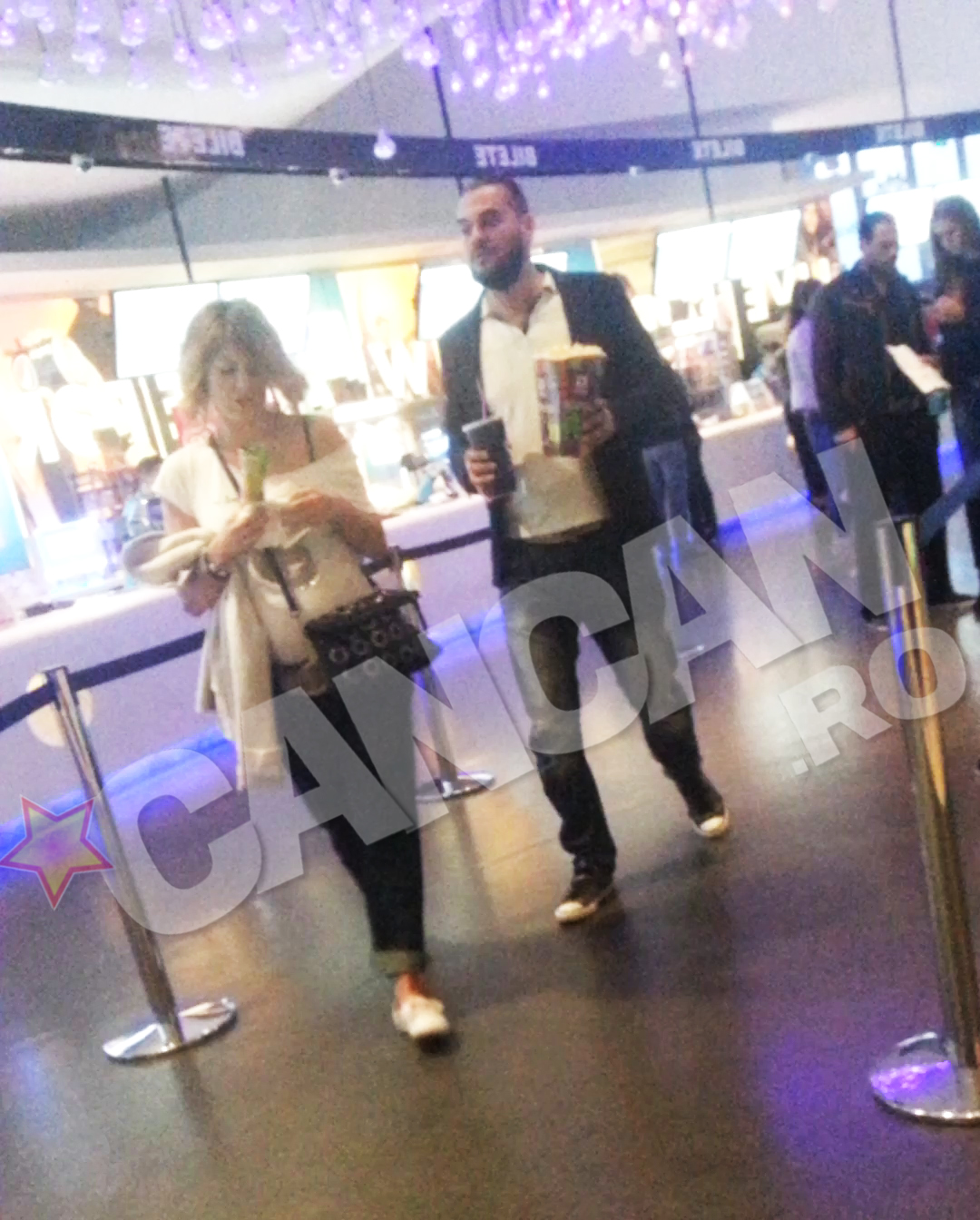 Doru de la Parlament si iubita lui s-au oprit intai in zona de food a mall-ului