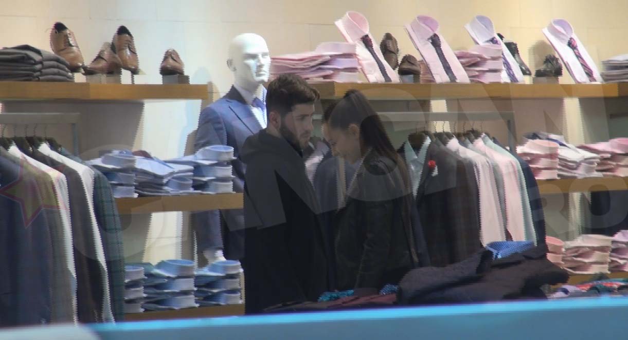 Radut nu se poate hotari ce camasi sa probeze