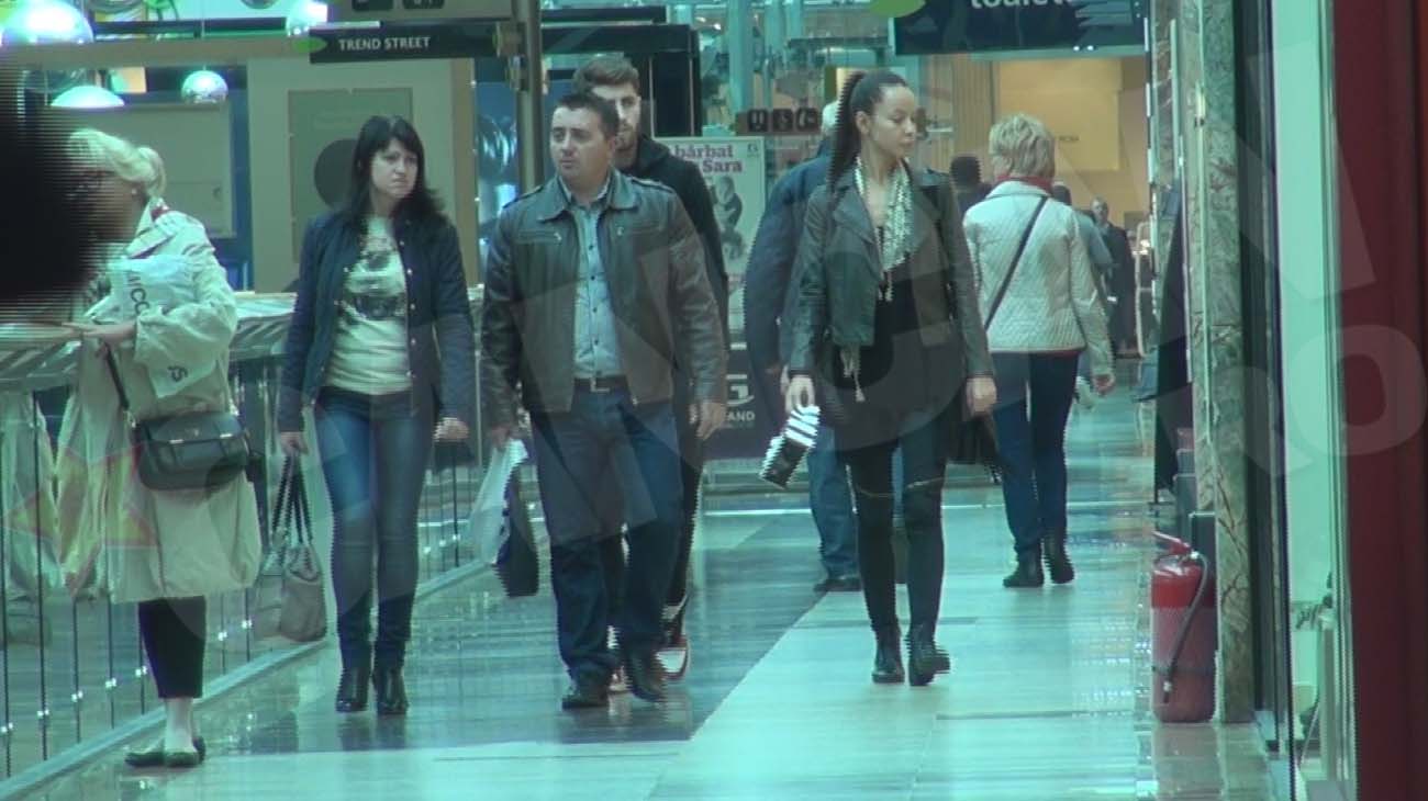 Radut se grabeste sa plece din mall