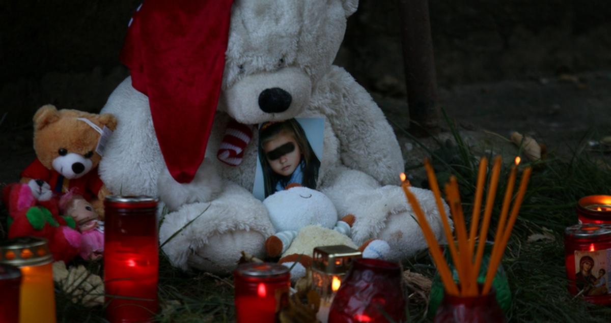 Karina a cazut de la etajul zece al blocului unde locuia