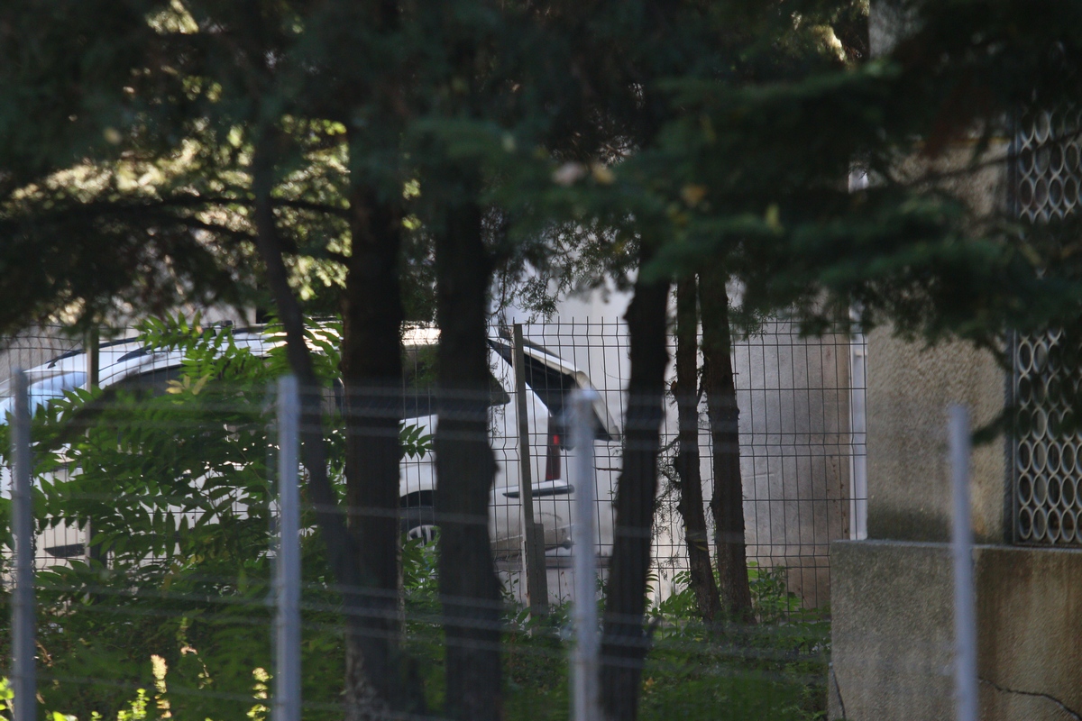 Trupul neinsufletit al copilei a fost luat de la INML intr-un sicriu alb